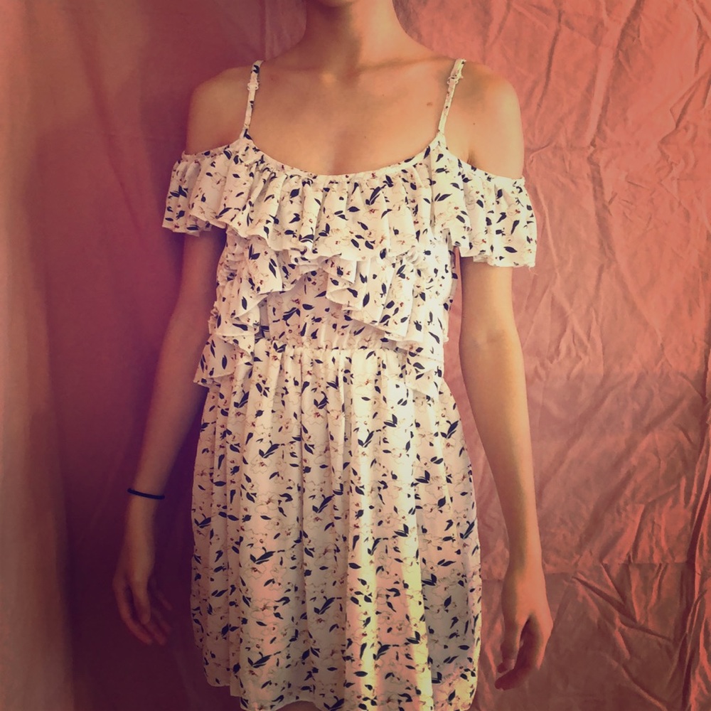 5/$25 White floral dress with ruffles